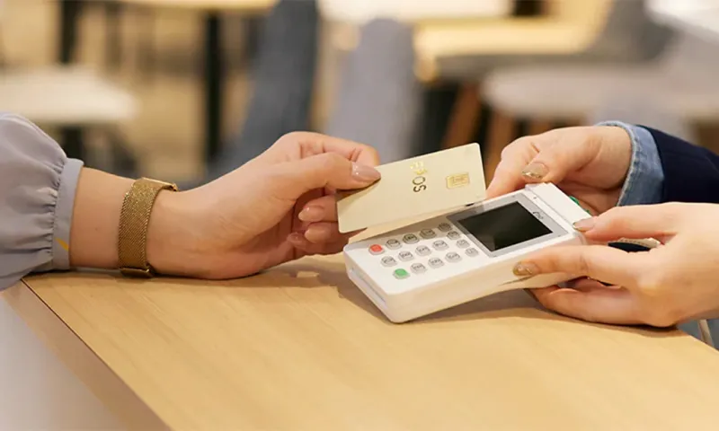 エポスカードで支払う様子