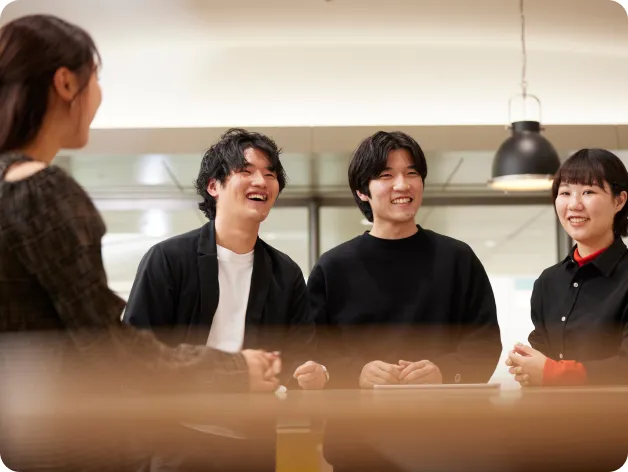 対話をしている社員たちの様子