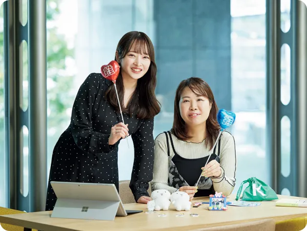 笑顔で働く社員たちの様子