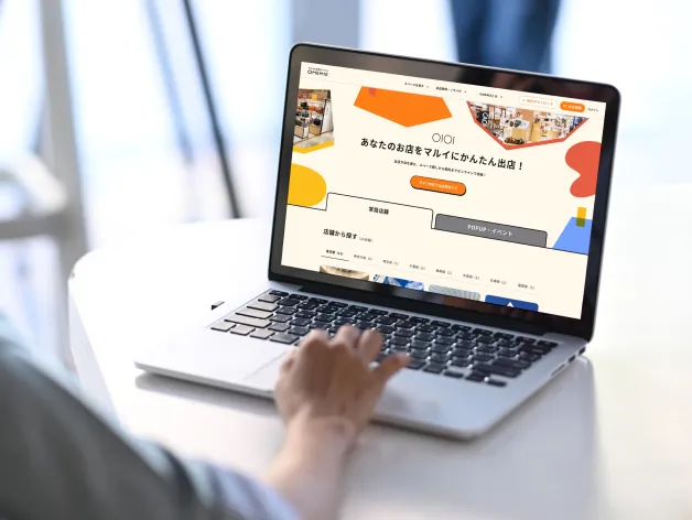 「OMEMIE」のサイトを開いている写真