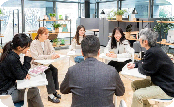 社員同士で意見を交わす職場の様子